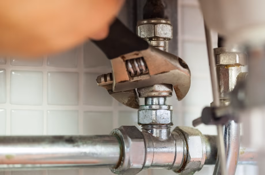 Técnico realizando manutenção hidráulica preventiva em tubulação